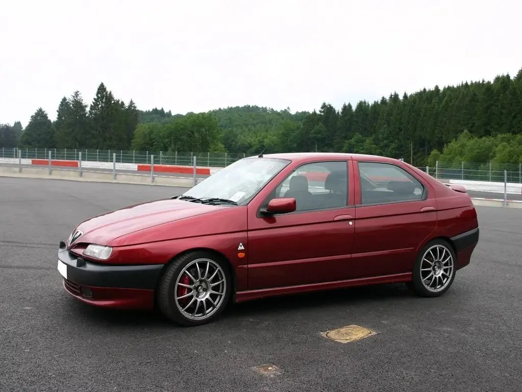 Фото Alfa Romeo 146 (2000) — вид сбоку, фото 6. Профиль в движении: пропорции кузова на ходу Alfa Romeo 146 (2000) — вид сбоку, фото 6