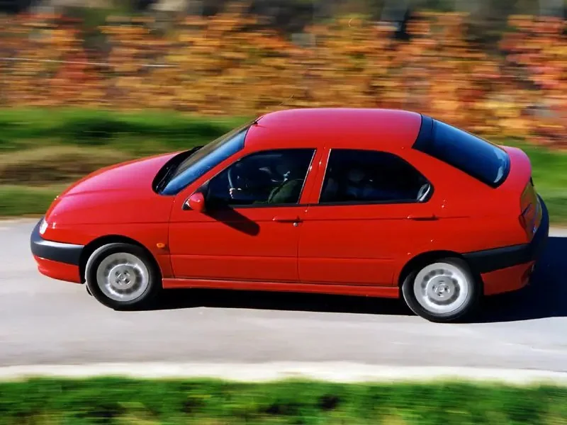 Фото Alfa Romeo 146 (2000) — вид сбоку, фото 7. Профиль: длина кузова, линия крыши и посадка на колёсах Alfa Romeo 146 (2000) — вид сбоку, фото 7