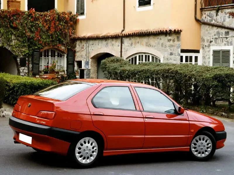 Фото Alfa Romeo 146 (2000) — вид сбоку, фото 8. Вид сбоку целиком: колёсная база и размер арок Alfa Romeo 146 (2000) — вид сбоку, фото 8