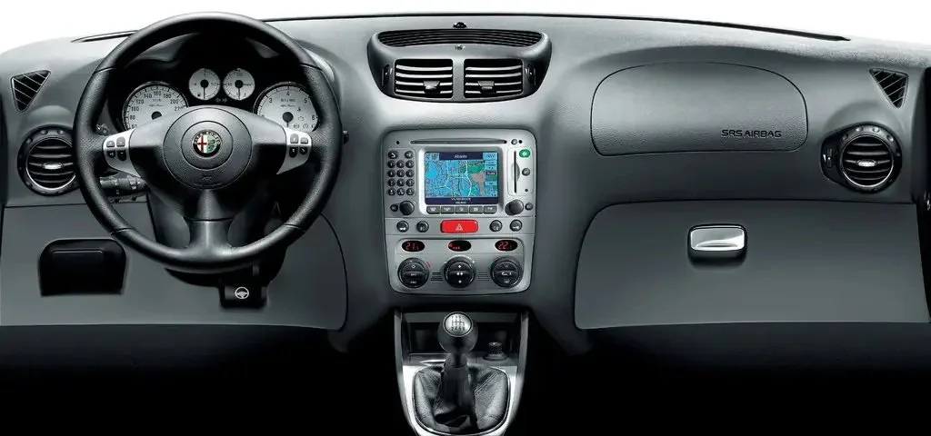 Фото Alfa Romeo 147 (2010) — передняя панель. Архитектура передней панели: экраны, дефлекторы и отделка Alfa Romeo 147 (2010) — передняя панель
