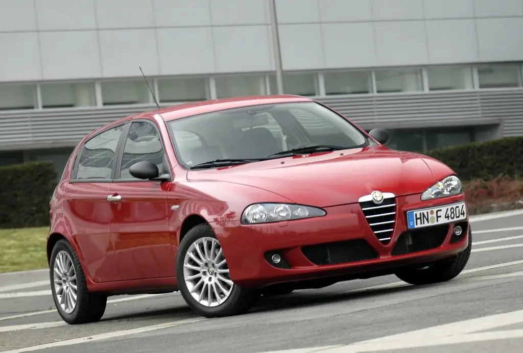 Фото Alfa Romeo 147 (2010) — внешний вид, фото 3. Кузов снаружи: пропорции и линии Alfa Romeo 147 (2010) — внешний вид, фото 3