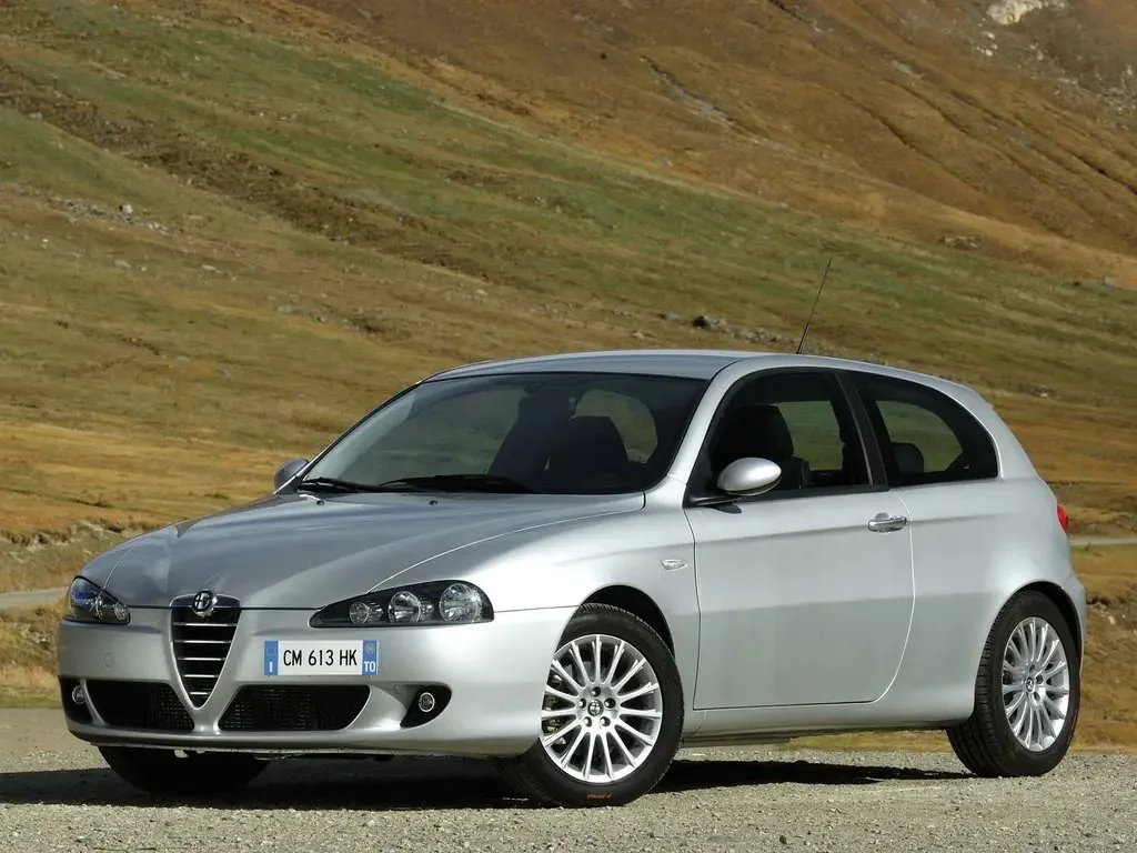 Фото Alfa Romeo 147 (2010) — внешний вид, фото 4. Общий вид машины снаружи Alfa Romeo 147 (2010) — внешний вид, фото 4