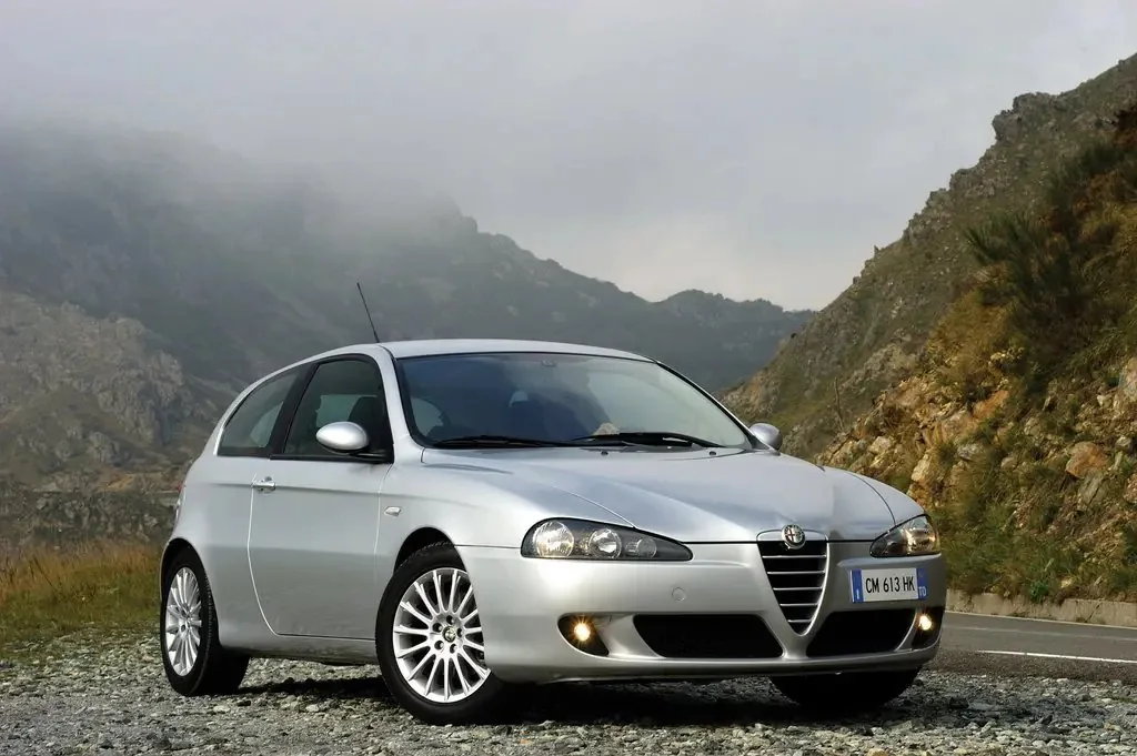 Фото Alfa Romeo 147 (2010) — внешний вид, фото 5. Кузов снаружи: пропорции и линии Alfa Romeo 147 (2010) — внешний вид, фото 5