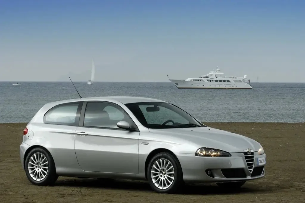 Фото Alfa Romeo 147 (2010) — внешний вид, фото 6. Общий вид машины снаружи Alfa Romeo 147 (2010) — внешний вид, фото 6