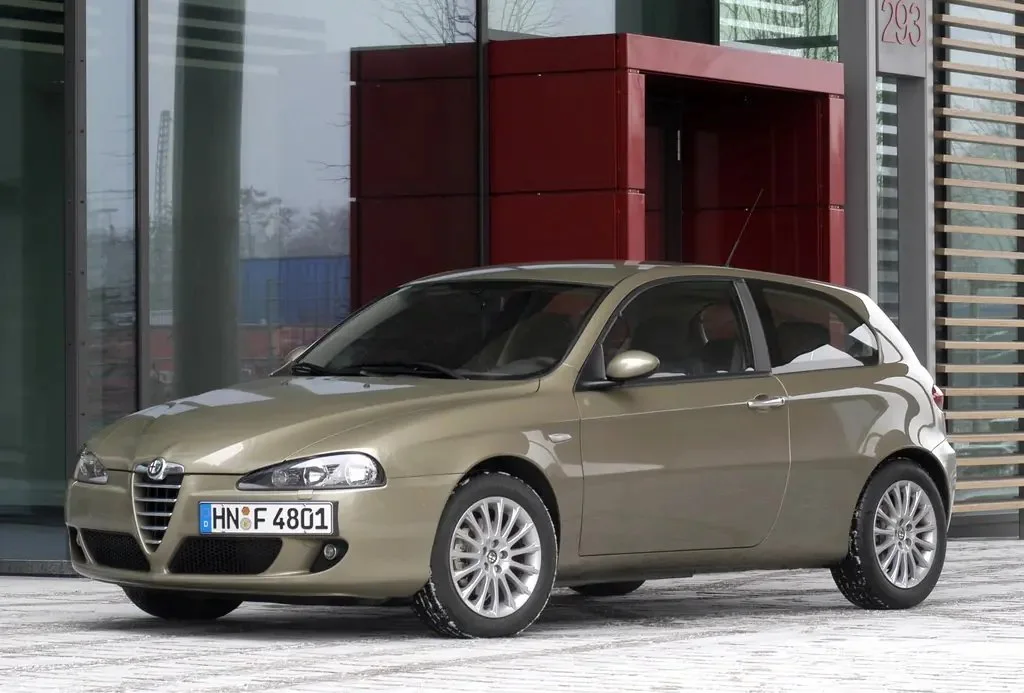 Фото Alfa Romeo 147 (2010) — внешний вид, фото 7. Кузов снаружи: пропорции и линии Alfa Romeo 147 (2010) — внешний вид, фото 7