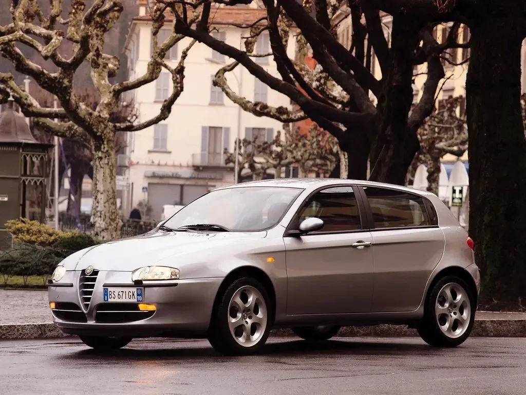Фото Alfa Romeo 147 (2010) — внешний вид, фото 8. Общий вид машины снаружи Alfa Romeo 147 (2010) — внешний вид, фото 8