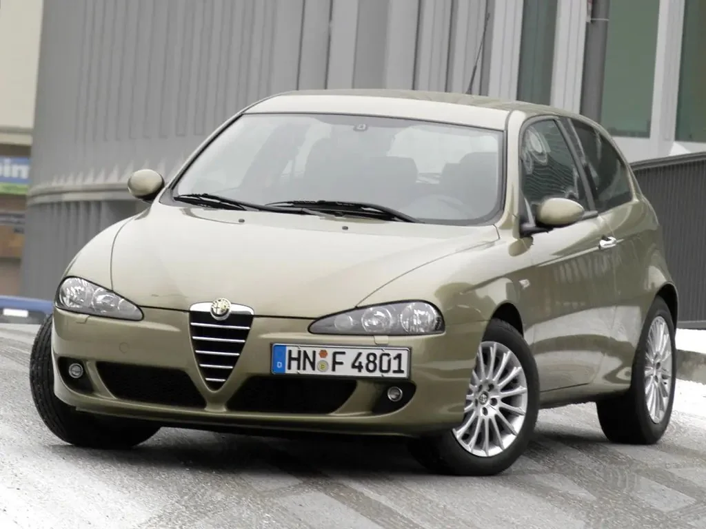 Фото Alfa Romeo 147 (2010) — вид спереди, фото 2. Передняя часть крупно: рисунок ходовых огней и воздухозаборники Alfa Romeo 147 (2010) — вид спереди, фото 2