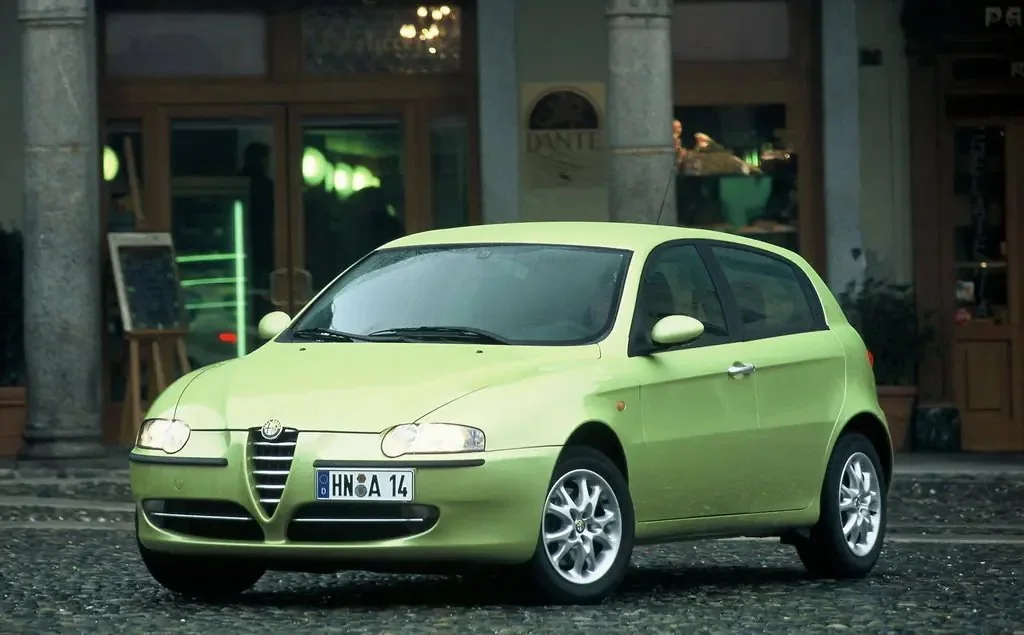 Фото Alfa Romeo 147 (2010) — вид спереди, фото 3. Три четверти спереди: видно и «лицо», и профиль разом Alfa Romeo 147 (2010) — вид спереди, фото 3