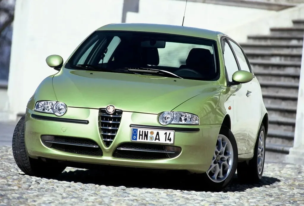 Фото Alfa Romeo 147 (2010) — вид спереди, фото 4. Анфас: решётка, форма фар и бампер — по ним модель и узнают на дороге Alfa Romeo 147 (2010) — вид спереди, фото 4