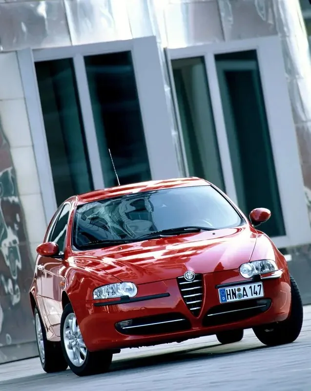 Фото Alfa Romeo 147 (2010) — вид спереди, фото 5. Передняя часть крупно: рисунок ходовых огней и воздухозаборники Alfa Romeo 147 (2010) — вид спереди, фото 5