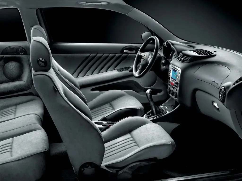 Фото Alfa Romeo 147 (2010) — интерьер, фото 2. Салон целиком: как расставлены кресла и что под рукой у водителя Alfa Romeo 147 (2010) — интерьер, фото 2