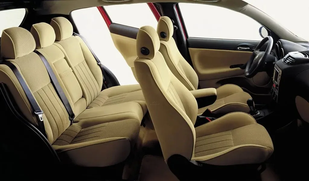 Фото Alfa Romeo 147 (2010) — интерьер, фото 3. Обзор салона: отделка, стыки панелей и рабочее место водителя Alfa Romeo 147 (2010) — интерьер, фото 3