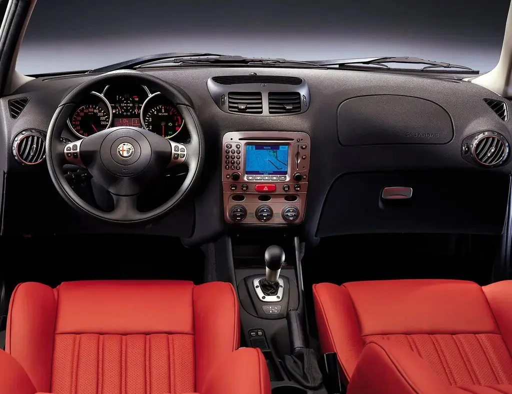 Фото Alfa Romeo 147 (2010) — интерьер, фото 4. Общий план салона: панель, консоль и передние кресла Alfa Romeo 147 (2010) — интерьер, фото 4