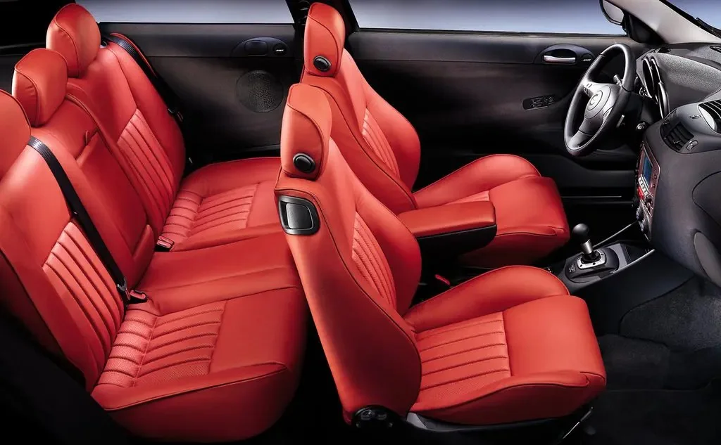 Фото Alfa Romeo 147 (2010) — интерьер, фото 5. Салон целиком: как расставлены кресла и что под рукой у водителя Alfa Romeo 147 (2010) — интерьер, фото 5