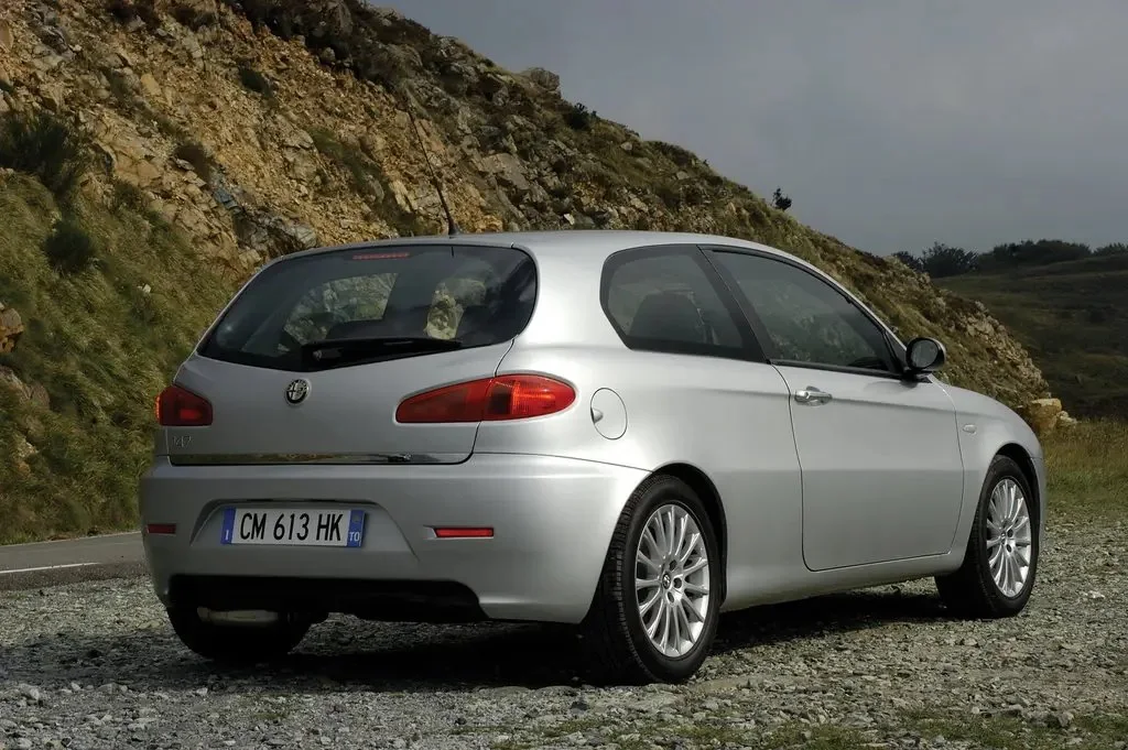 Фото Alfa Romeo 147 (2010) — вид сзади, фото 4. Корма: рисунок фонарей, бампер и оформление пятой двери Alfa Romeo 147 (2010) — вид сзади, фото 4