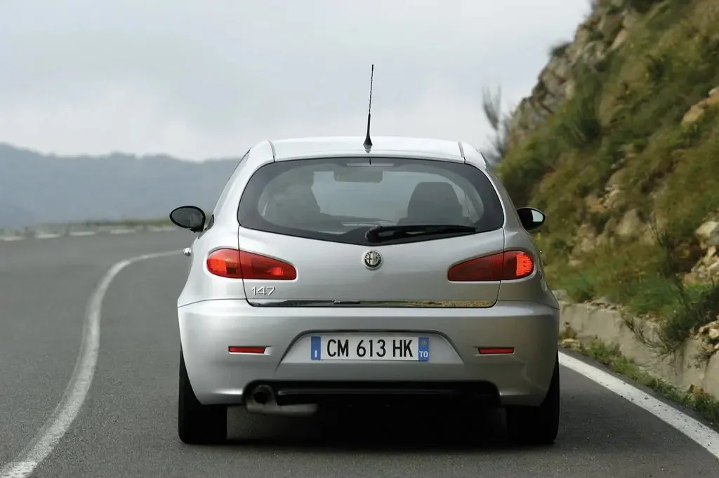 Фото Alfa Romeo 147 (2010) — вид сзади, фото 5. Задняя часть крупно: ширина кормы и выпускная система Alfa Romeo 147 (2010) — вид сзади, фото 5