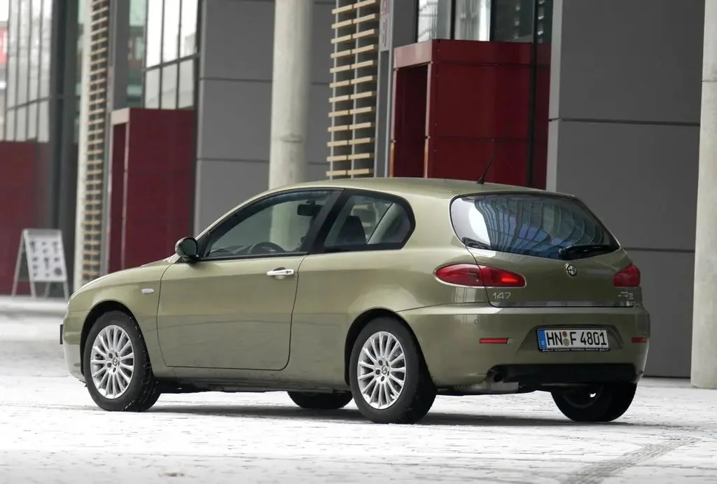 Фото Alfa Romeo 147 (2010) — вид сзади, фото 6. Сзади-сбоку: свес кормы и стойка пятой двери Alfa Romeo 147 (2010) — вид сзади, фото 6