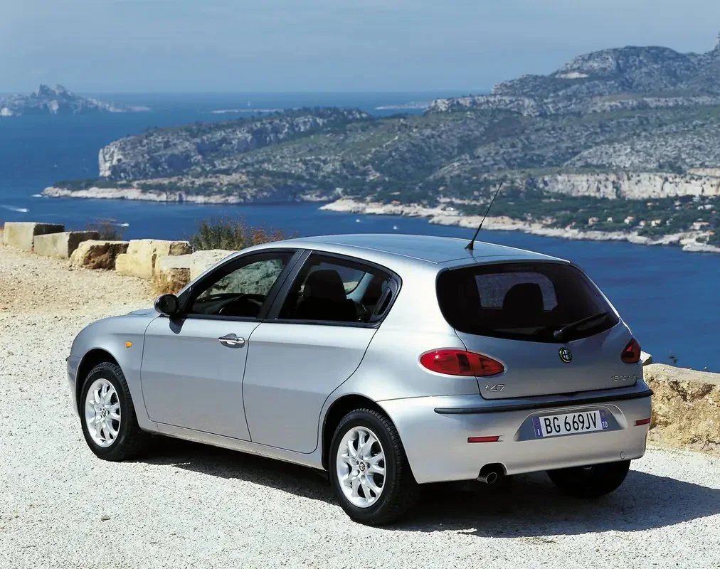 Фото Alfa Romeo 147 (2010) — вид сзади, фото 7. Корма: рисунок фонарей, бампер и оформление пятой двери Alfa Romeo 147 (2010) — вид сзади, фото 7