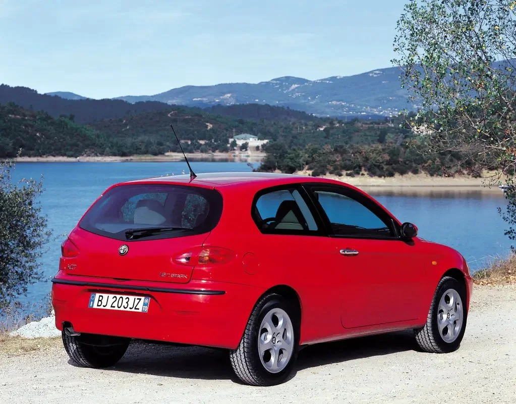 Фото Alfa Romeo 147 (2010) — вид сзади, фото 8. Задняя часть крупно: ширина кормы и выпускная система Alfa Romeo 147 (2010) — вид сзади, фото 8
