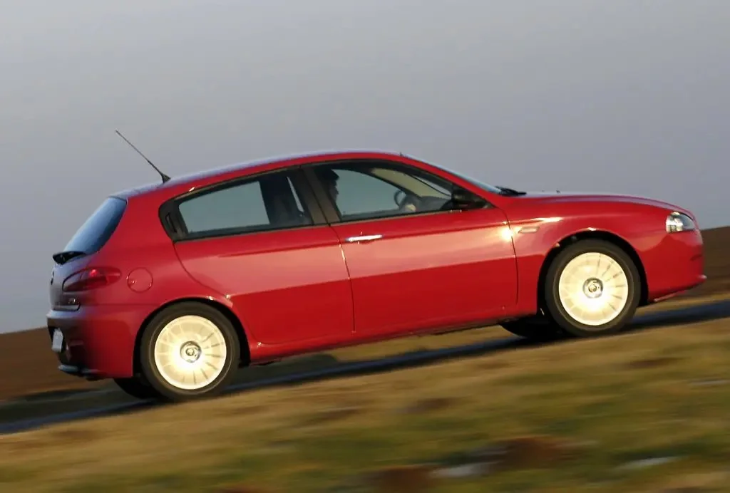 Фото Alfa Romeo 147 (2010) — вид сбоку, фото 2. Вид сбоку целиком: колёсная база и размер арок Alfa Romeo 147 (2010) — вид сбоку, фото 2