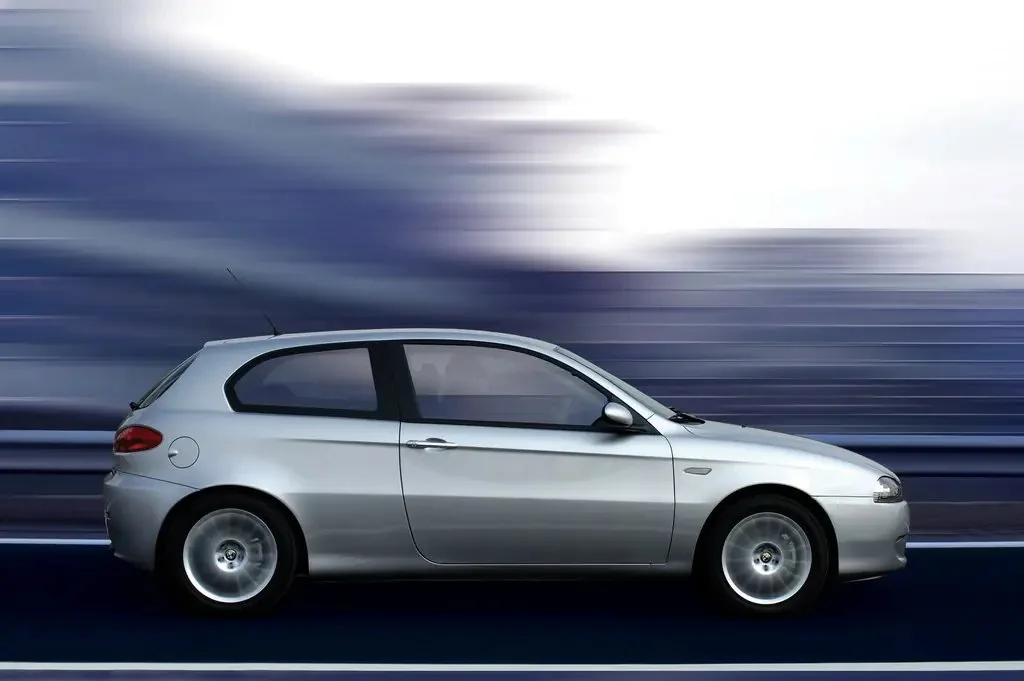 Фото Alfa Romeo 147 (2010) — вид сбоку, фото 3. Профиль в движении: пропорции кузова на ходу Alfa Romeo 147 (2010) — вид сбоку, фото 3