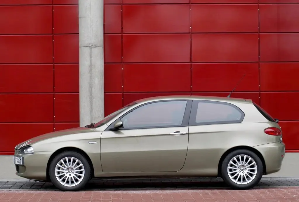 Фото Alfa Romeo 147 (2010) — вид сбоку, фото 4. Профиль: длина кузова, линия крыши и посадка на колёсах Alfa Romeo 147 (2010) — вид сбоку, фото 4