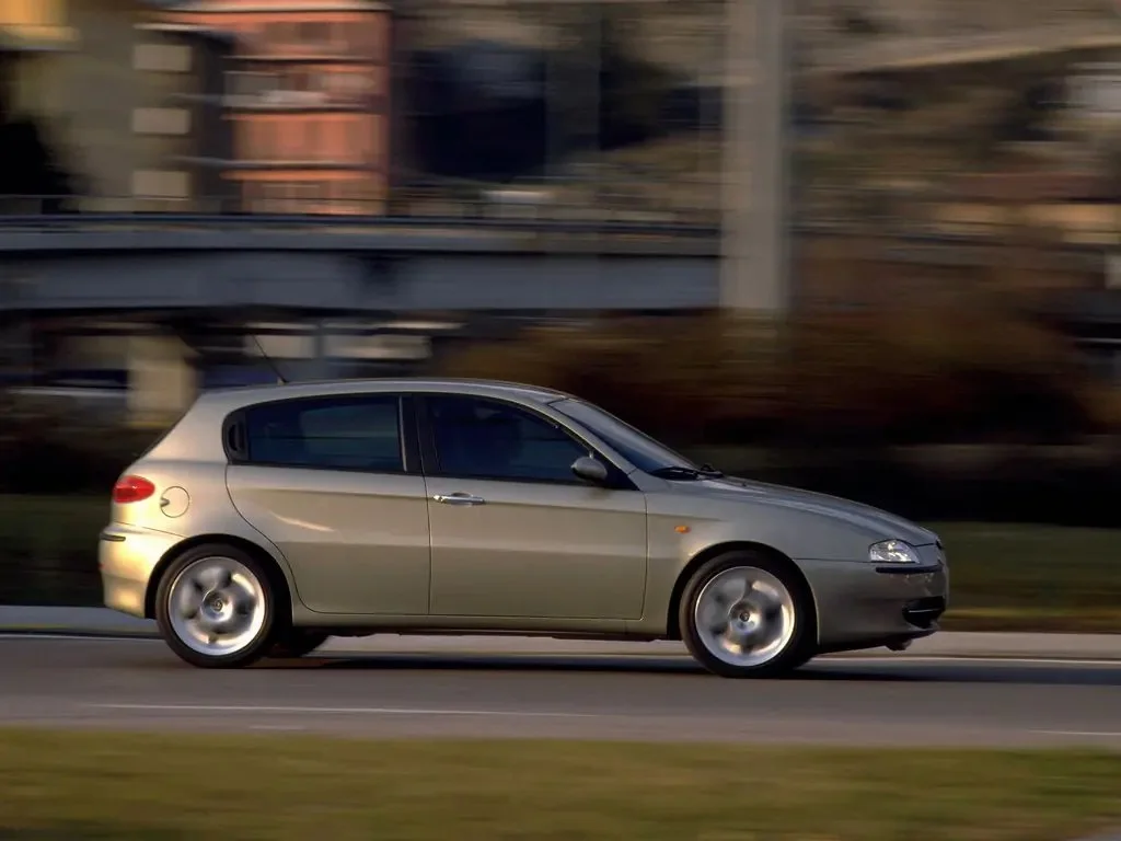 Фото Alfa Romeo 147 (2010) — вид сбоку, фото 5. Вид сбоку целиком: колёсная база и размер арок Alfa Romeo 147 (2010) — вид сбоку, фото 5