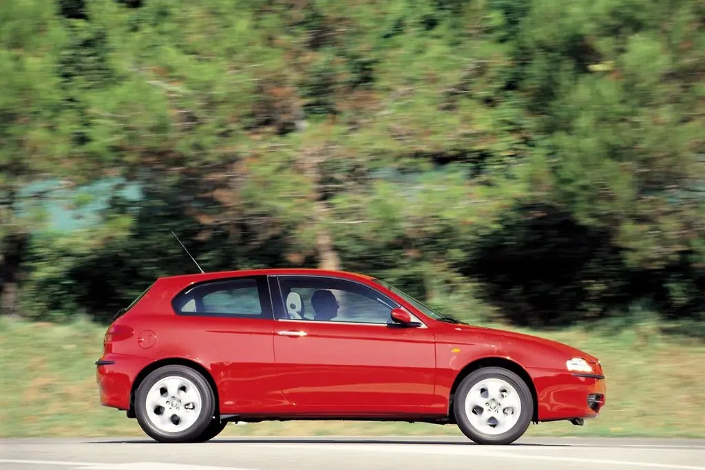 Фото Alfa Romeo 147 (2010) — вид сбоку, фото 6. Профиль в движении: пропорции кузова на ходу Alfa Romeo 147 (2010) — вид сбоку, фото 6