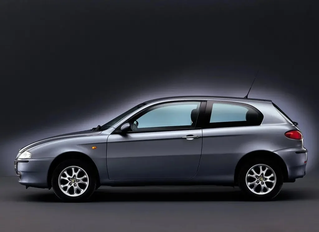 Фото Alfa Romeo 147 (2010) — вид сбоку, фото 7. Профиль: длина кузова, линия крыши и посадка на колёсах Alfa Romeo 147 (2010) — вид сбоку, фото 7