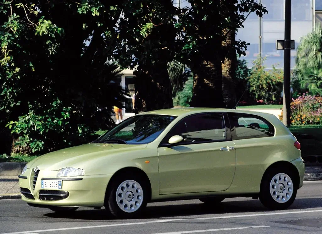 Фото Alfa Romeo 147 (2010) — вид сбоку, фото 8. Вид сбоку целиком: колёсная база и размер арок Alfa Romeo 147 (2010) — вид сбоку, фото 8