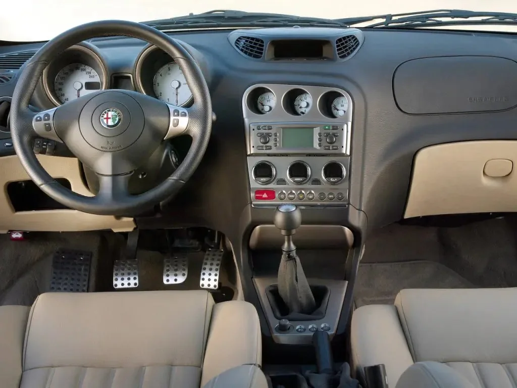 Фото Alfa Romeo 156 (2007) — передняя панель. Архитектура передней панели: экраны, дефлекторы и отделка Alfa Romeo 156 (2007) — передняя панель