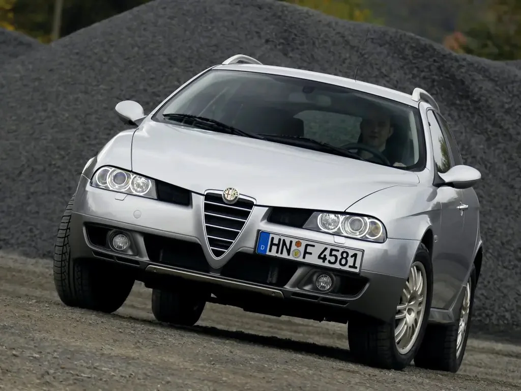 Фото Alfa Romeo 156 (2007) — вид спереди, фото 3. Три четверти спереди: видно и «лицо», и профиль разом Alfa Romeo 156 (2007) — вид спереди, фото 3
