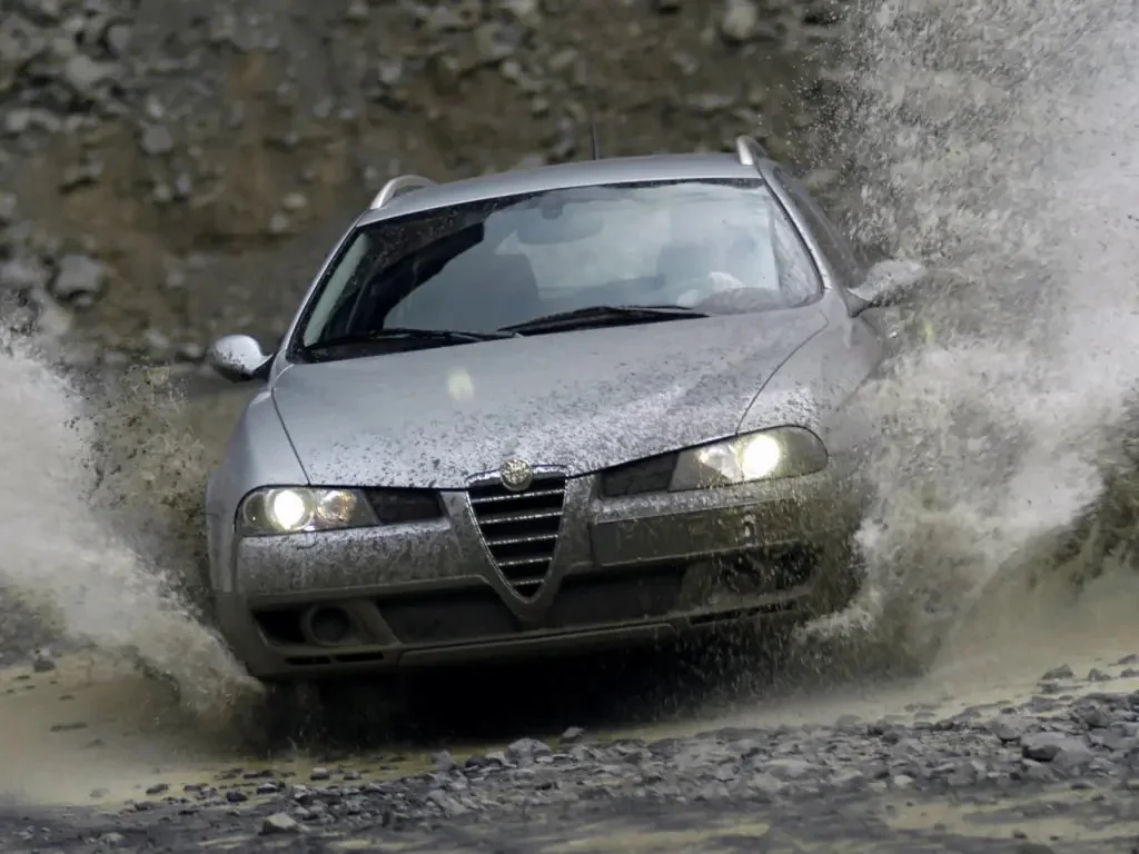 Фото Alfa Romeo 156 (2007) — вид спереди, фото 4. Анфас: решётка, форма фар и бампер — по ним модель и узнают на дороге Alfa Romeo 156 (2007) — вид спереди, фото 4