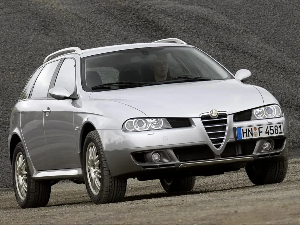 Фото Alfa Romeo 156 (2007) — вид спереди, фото 5. Передняя часть крупно: рисунок ходовых огней и воздухозаборники Alfa Romeo 156 (2007) — вид спереди, фото 5