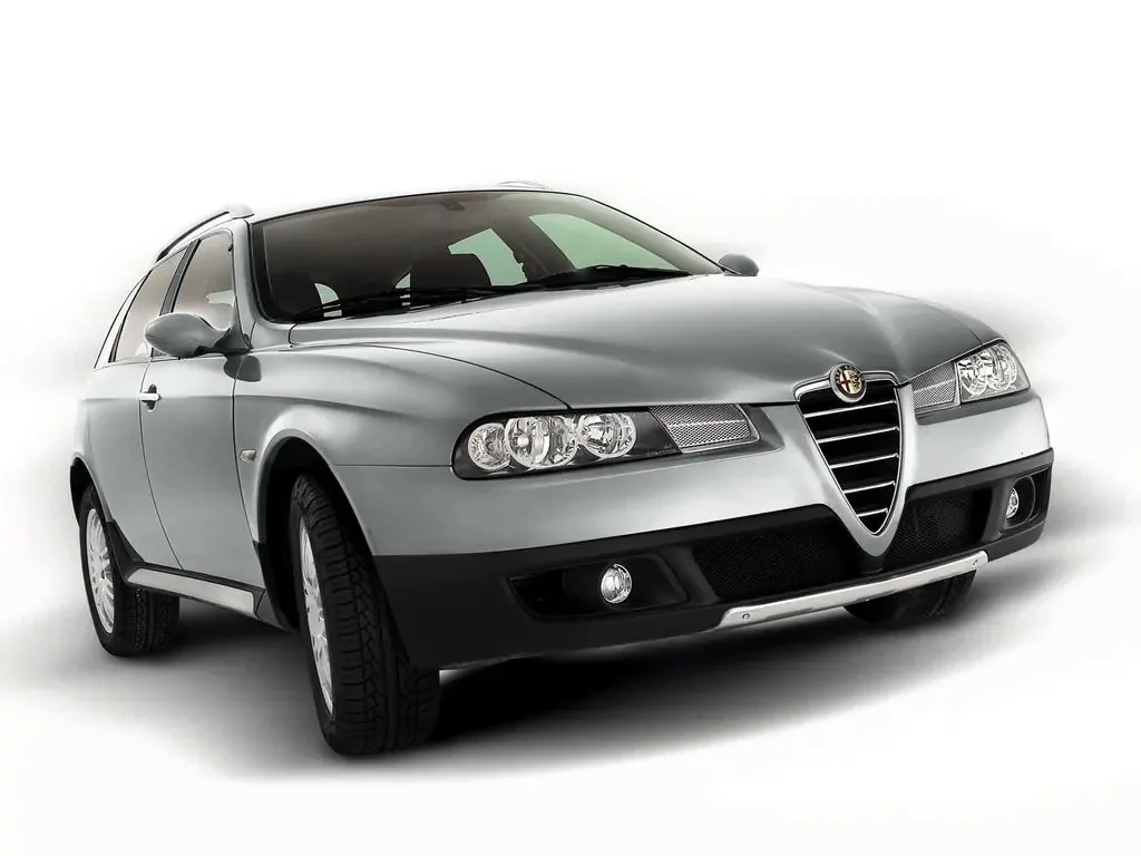 Фото Alfa Romeo 156 (2007) — вид спереди, фото 7. Анфас: решётка, форма фар и бампер — по ним модель и узнают на дороге Alfa Romeo 156 (2007) — вид спереди, фото 7