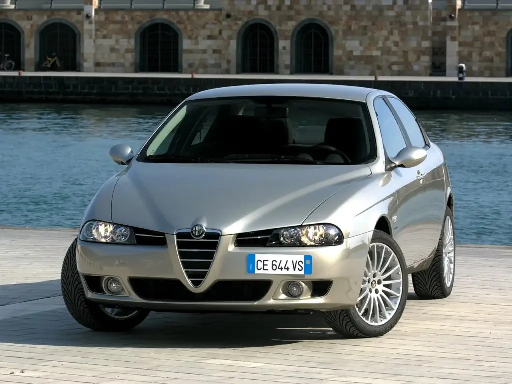 Фото Alfa Romeo 156 (2007) — вид спереди, фото 8. Передняя часть крупно: рисунок ходовых огней и воздухозаборники Alfa Romeo 156 (2007) — вид спереди, фото 8