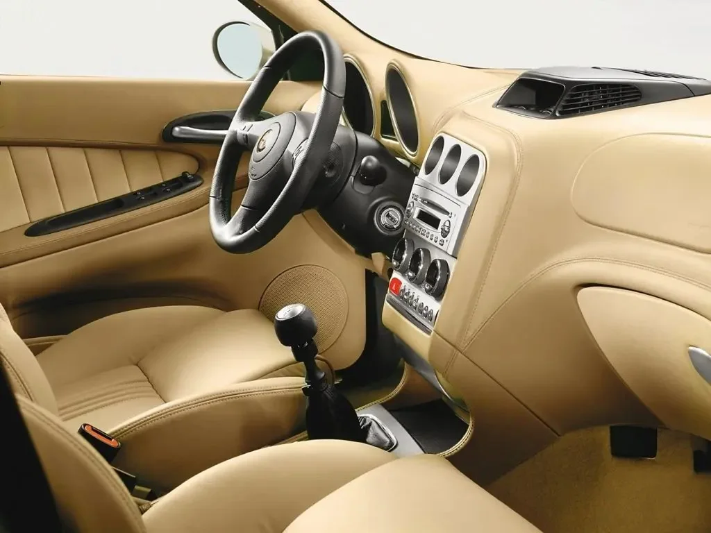 Фото Alfa Romeo 156 (2007) — интерьер, фото 2. Салон целиком: как расставлены кресла и что под рукой у водителя Alfa Romeo 156 (2007) — интерьер, фото 2