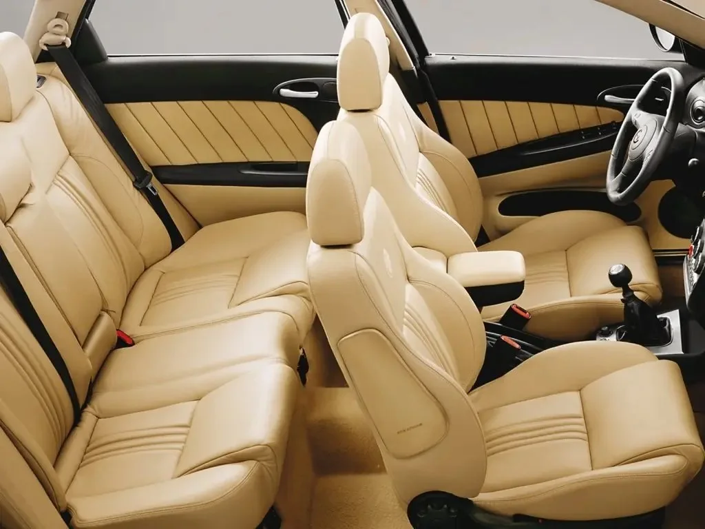 Фото Alfa Romeo 156 (2007) — интерьер, фото 3. Обзор салона: отделка, стыки панелей и рабочее место водителя Alfa Romeo 156 (2007) — интерьер, фото 3