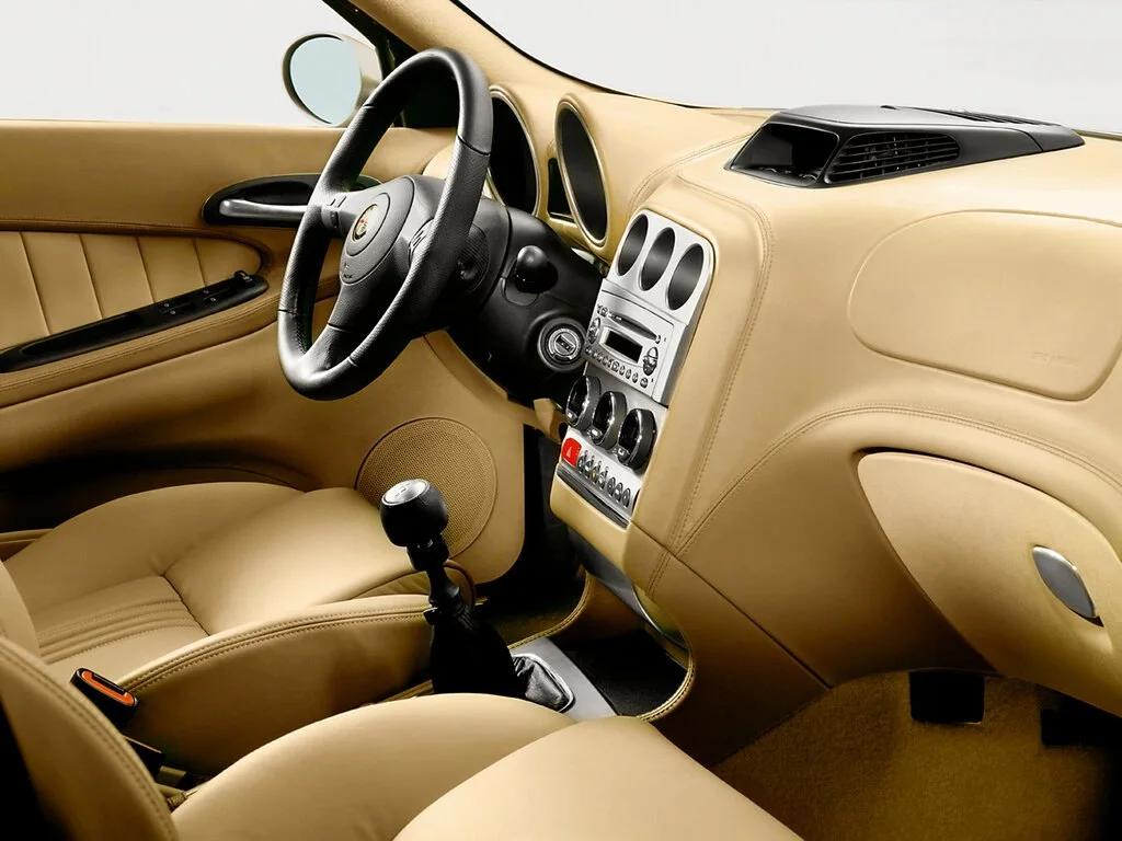 Фото Alfa Romeo 156 (2007) — интерьер, фото 7. Общий план салона: панель, консоль и передние кресла Alfa Romeo 156 (2007) — интерьер, фото 7