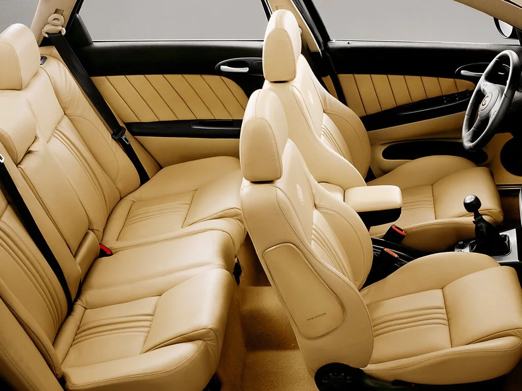 Фото Alfa Romeo 156 (2007) — интерьер, фото 8. Салон целиком: как расставлены кресла и что под рукой у водителя Alfa Romeo 156 (2007) — интерьер, фото 8
