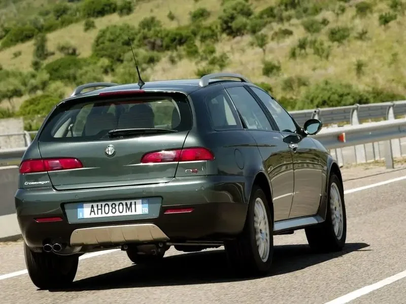 Фото Alfa Romeo 156 (2007) — вид сзади, фото 2. Задняя часть крупно: ширина кормы и выпускная система Alfa Romeo 156 (2007) — вид сзади, фото 2