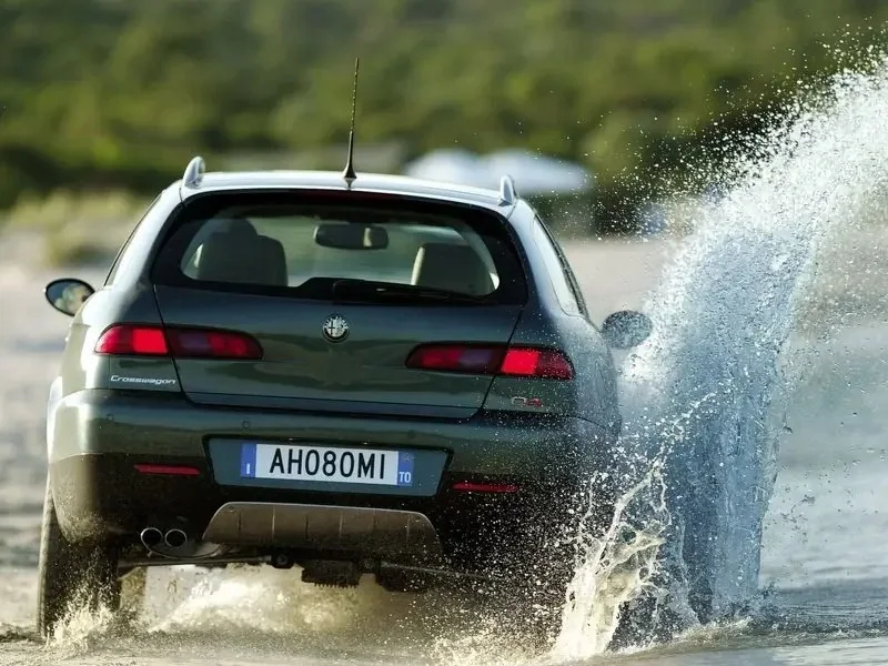 Фото Alfa Romeo 156 (2007) — вид сзади, фото 3. Сзади-сбоку: свес кормы и стойка пятой двери Alfa Romeo 156 (2007) — вид сзади, фото 3