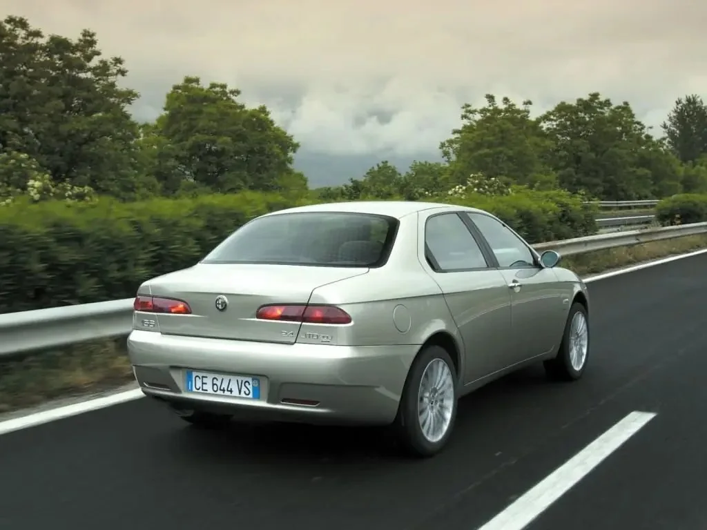 Фото Alfa Romeo 156 (2007) — вид сзади, фото 4. Корма: рисунок фонарей, бампер и оформление пятой двери Alfa Romeo 156 (2007) — вид сзади, фото 4