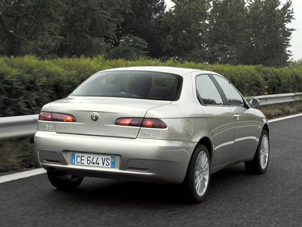 Фото Alfa Romeo 156 (2007) — вид сзади, фото 5. Задняя часть крупно: ширина кормы и выпускная система Alfa Romeo 156 (2007) — вид сзади, фото 5