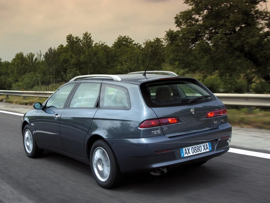 Фото Alfa Romeo 156 (2007) — вид сзади, фото 6. Сзади-сбоку: свес кормы и стойка пятой двери Alfa Romeo 156 (2007) — вид сзади, фото 6