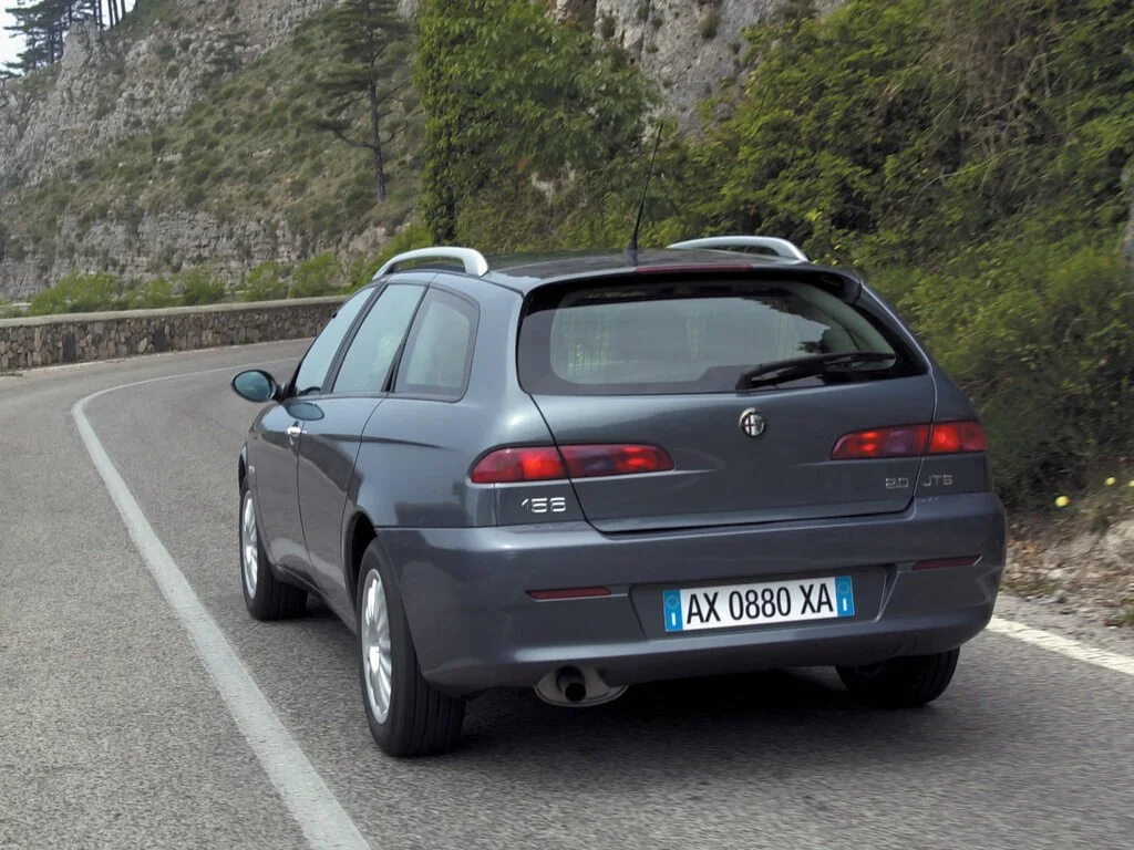 Фото Alfa Romeo 156 (2007) — вид сзади, фото 7. Корма: рисунок фонарей, бампер и оформление пятой двери Alfa Romeo 156 (2007) — вид сзади, фото 7