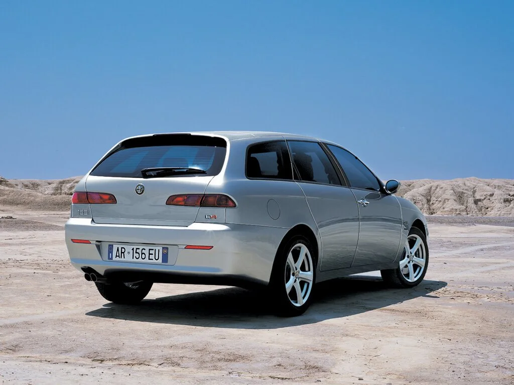 Фото Alfa Romeo 156 (2007) — вид сзади, фото 8. Задняя часть крупно: ширина кормы и выпускная система Alfa Romeo 156 (2007) — вид сзади, фото 8