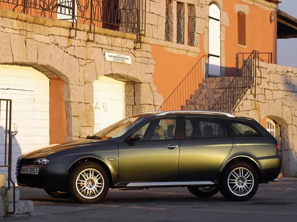 Фото Alfa Romeo 156 (2007) — вид сбоку. Профиль: длина кузова, линия крыши и посадка на колёсах Alfa Romeo 156 (2007) — вид сбоку