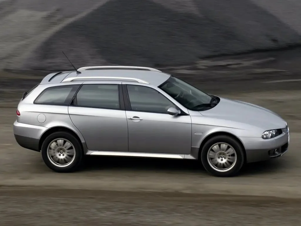 Фото Alfa Romeo 156 (2007) — вид сбоку, фото 3. Профиль в движении: пропорции кузова на ходу Alfa Romeo 156 (2007) — вид сбоку, фото 3