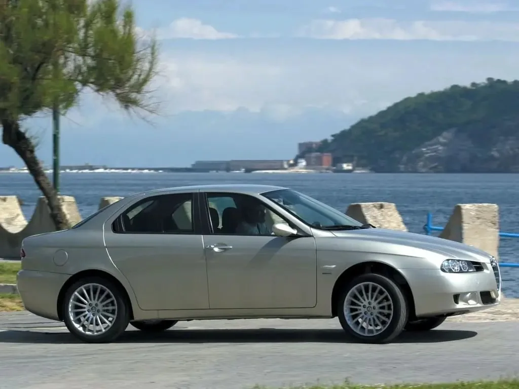 Фото Alfa Romeo 156 (2007) — вид сбоку, фото 4. Профиль: длина кузова, линия крыши и посадка на колёсах Alfa Romeo 156 (2007) — вид сбоку, фото 4
